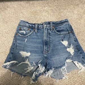 Abercrombie “The Mom Short High Rise” in Curve Love. Size 25